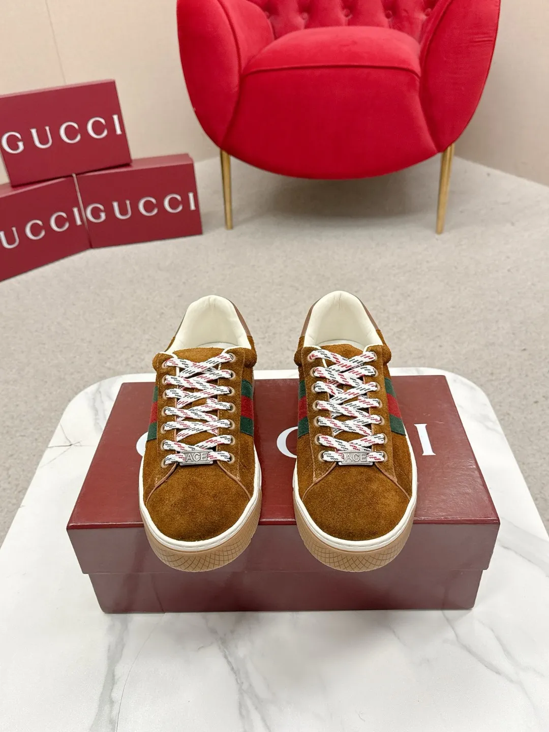 Factory price: 460💰Gucci Gucci's latest ACE series casual sports shoes, the same style as all the stars, classic brown canvas + leather stitching, the red and green stripes on the side are very recognizable. Perfect shoe last, perfect for daily casual wear, super beautiful and comfortable on the feet, a must-have for fashionistas 💯 ☑️Material: Original customized imported first-layer cowhide ☑️Inner lining: Customized imported cowhide ☑️Outsole: Original molded non-slip TPU sole ☑️Sole thickness: 2.5cm ☑️Size: Men's 38-44, customized 45